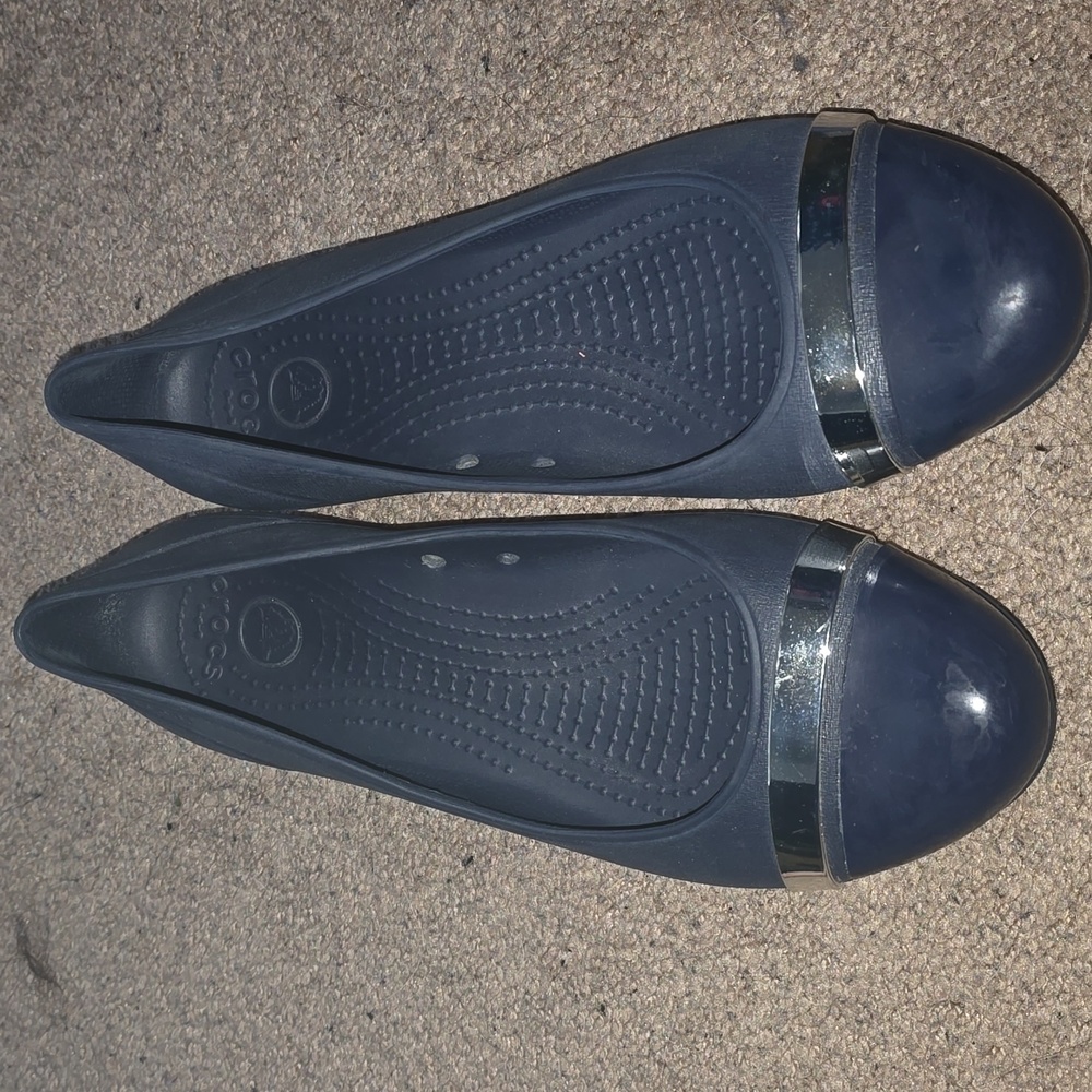 Crocs Gianna toe cap flat navy with silver detailing